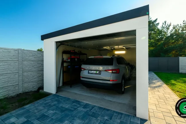 Jednoduchá jednogaráž vhodná na parkovanie osobného auta.