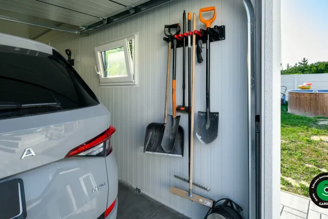 Závesný systém nainštalovaný na stene garáže pre jedno auto.