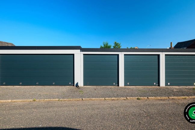 Moderná radová garážová budova s viacerými sekčnými bránami.