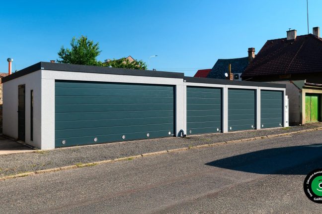 Pohľad z ulice na štyri uzavreté garážové dvere.