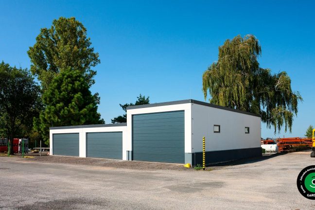 Moderná priestranná garáž určená na parkovanie aj uskladnenie techniky.