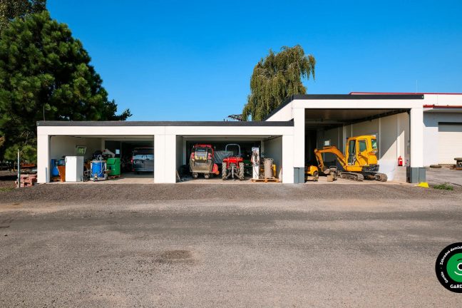 Veľká modulová garáž vhodná pre osobné autá aj pracovné stroje.