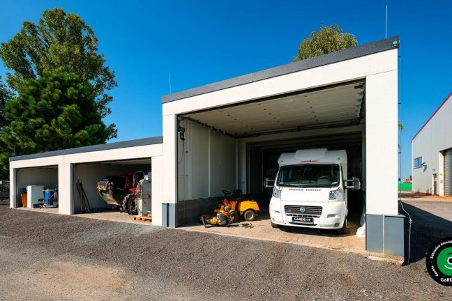 Funkčná garážová budova s dostatkom priestoru pre rôzne stroje.