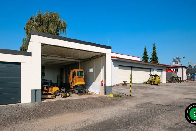 Moderná stavba garáže s veľkým priestorom pre techniku a náradie.
