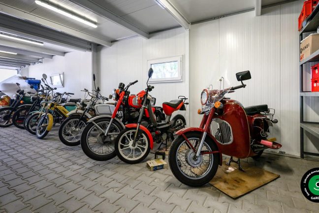 Vnútorný priestor garáže prispôsobený na parkovanie aj skladovanie.