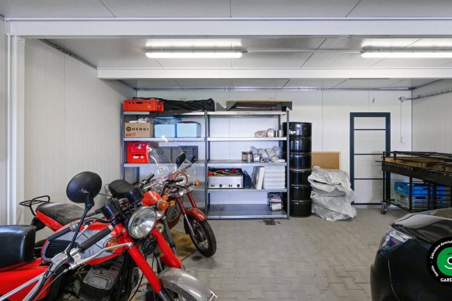 Priestranný interiér garáže využitý na techniku a stavebné stroje.
