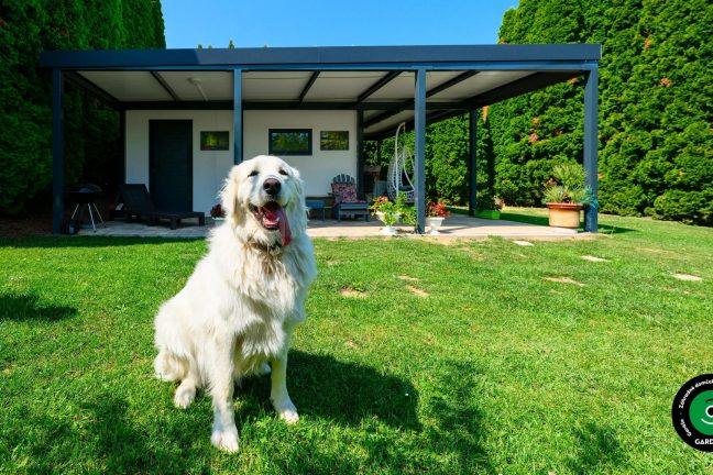 Praktický záhradný domček s garážovou bránou a krytým posedením.