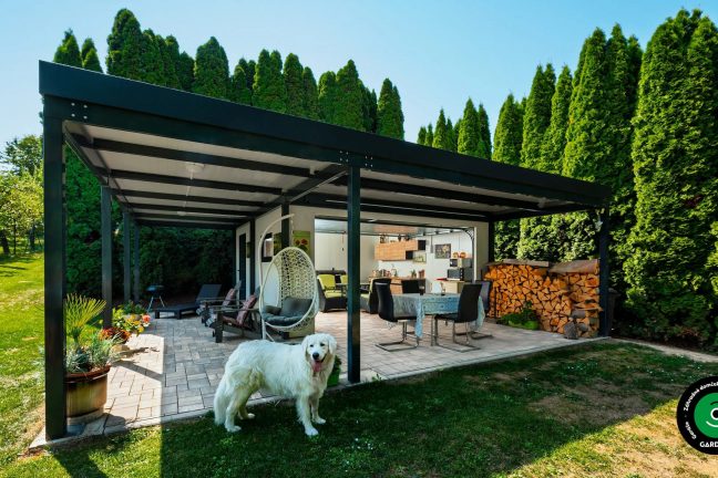 Domček s prístreškom vhodným na letné posedenie a relax.