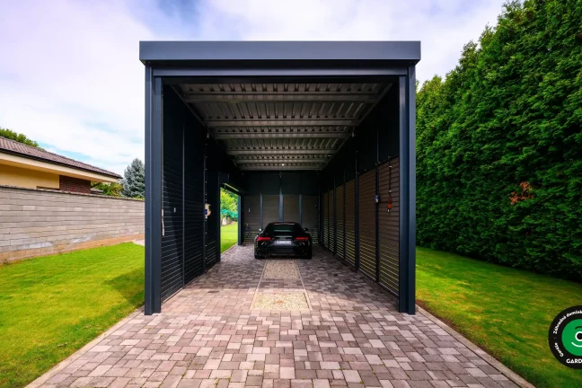 Moderný prístrešok s čiernym autom zaparkovaným vo vnútri.