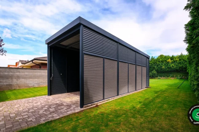 Uzavretý kovový prístrešok s lamelovými stenami na záhrade.