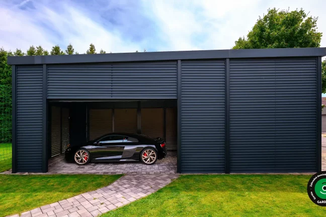 Elegantný prístrešok s čiernym športovým autom na dlažbe.