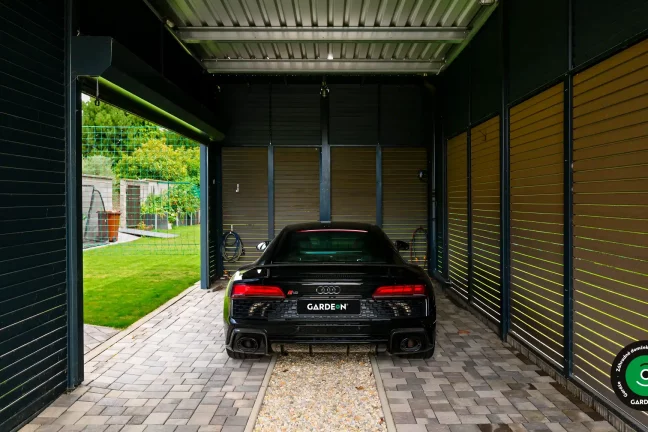 Zadný pohľad na auto v modernom prístrešku s lamelami.