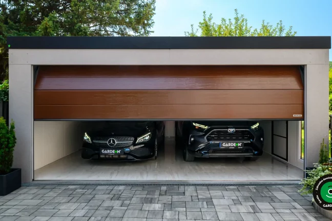 Otvorená garáž s dvomi autami zaparkovanými vedľa seba.