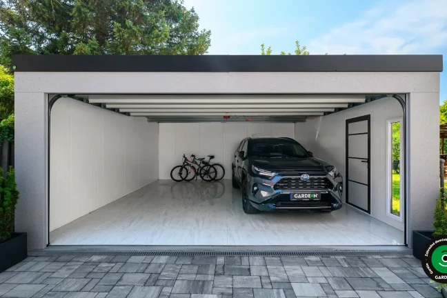 Vnútorný pohľad na garáž s autom a bicyklami.