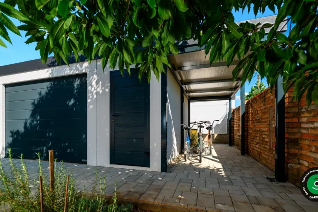 Montovaná garáž s prístreškom na bicykle, moderný dizajn a praktické riešenie.