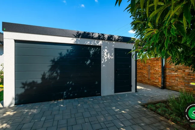 Moderná garáž s pultovou strechou a bočnými dverami.