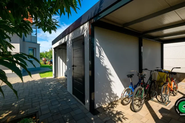 Garáž s prístreškom pre bicykle a moderným dizajnom s antracitovými doplnkami.
