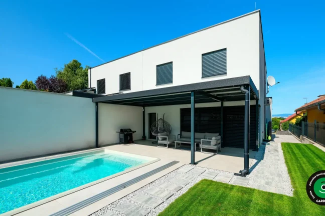 Elegantná pergola s bazénom a udržiavaným trávnikom.