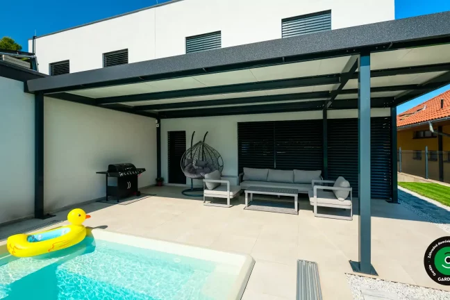 Zastrešená terasa s pohodlným sedením pri bazéne.