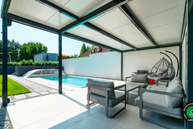 Moderná terasa s výhľadom na bazén a záhradu.