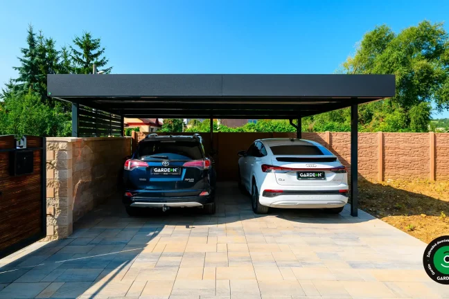 Dvojitý prístrešok pre autá v elegantnom čiernom prevedení.