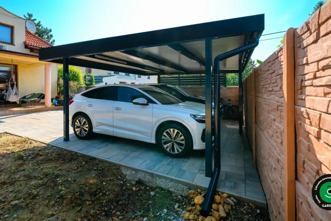 Minimalistický prístrešok pre dve autá pri rodinnom dome.