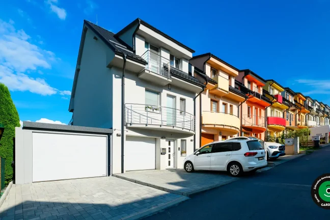 moderný prístrešok pri rodinnom dome