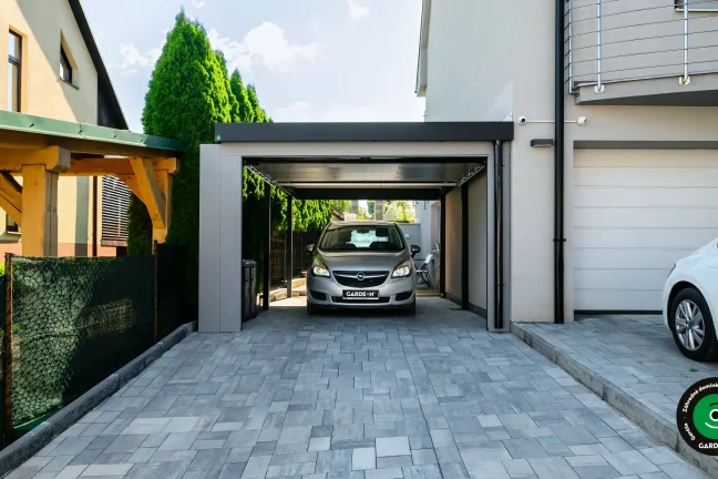 auto zaparkované v prístrešku pri dome