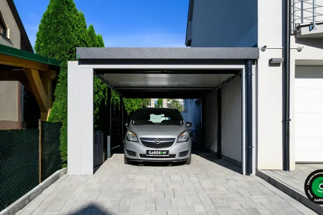 kovový prístrešok s garážovou bránou