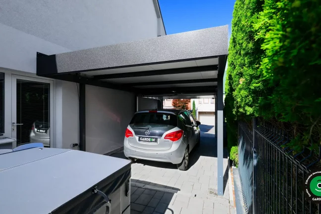 moderný dom s prístreškom pre auto