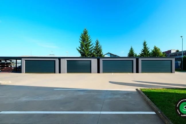 Radové garáže s moderným dizajnom a tmavosivými bránami.