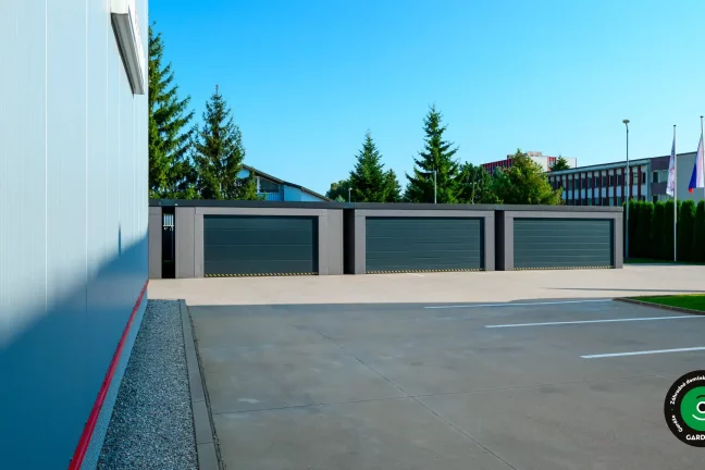 Pohľad na radové garáže v priemyselnom areáli.