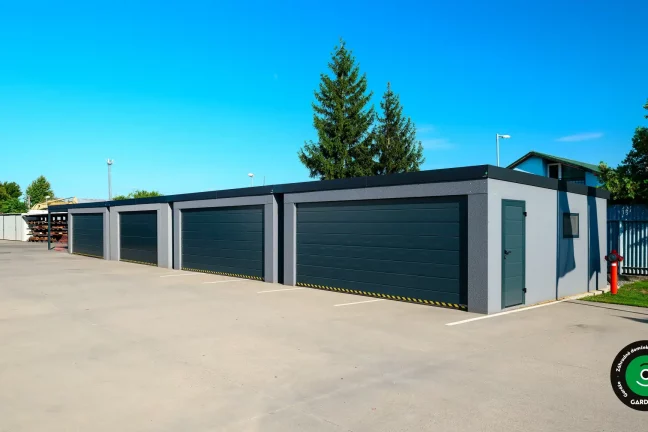 Moderné radové garáže s plochou strechou a betónovým povrchom.