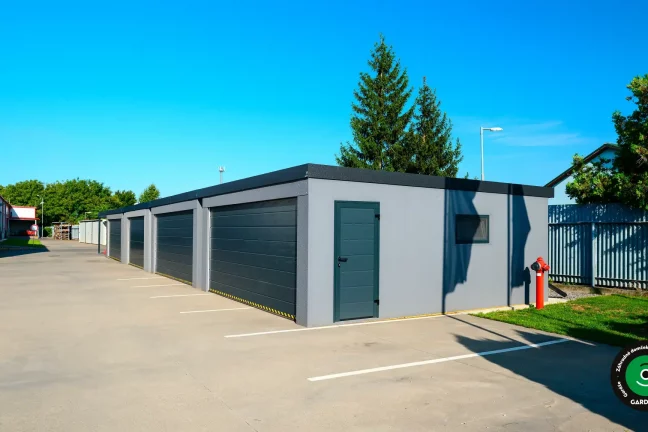 Bočný pohľad na garáže so vstupnými dverami a oknom.