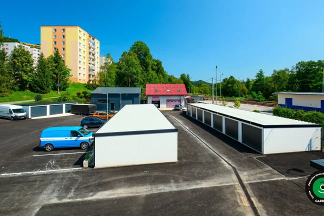 radové garáže so sivými bránami