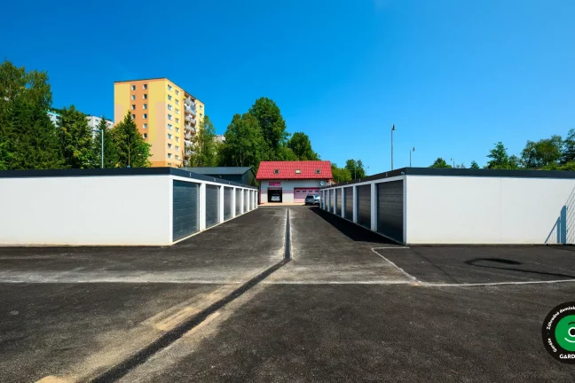 moderné radové garáže vedľa seba