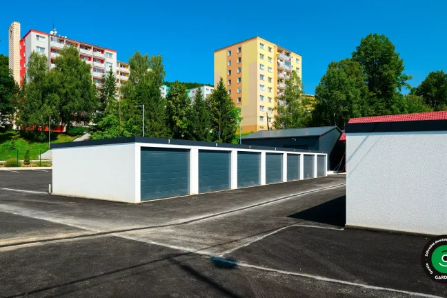 rad garáží s asfaltovým povrchom