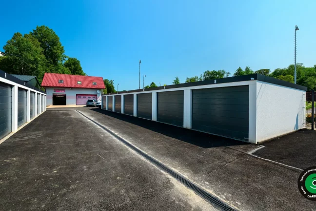 súbor montovaných garáží na parkovisku