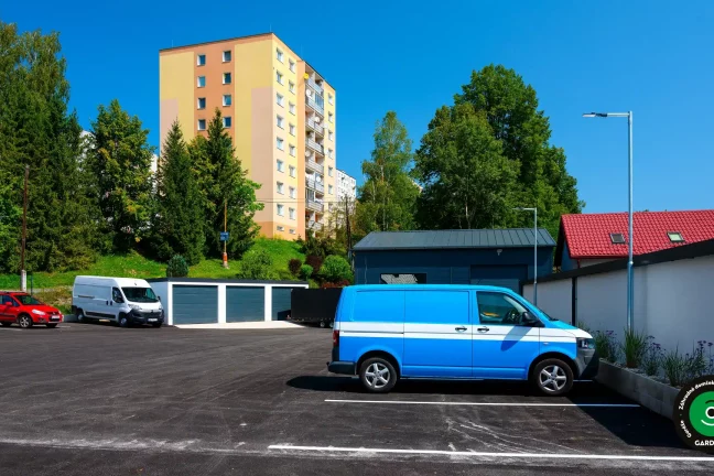 garáže s tmavosivými sekčnými bránami