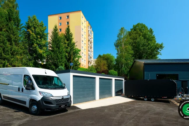 parkovisko s radom nových garáží