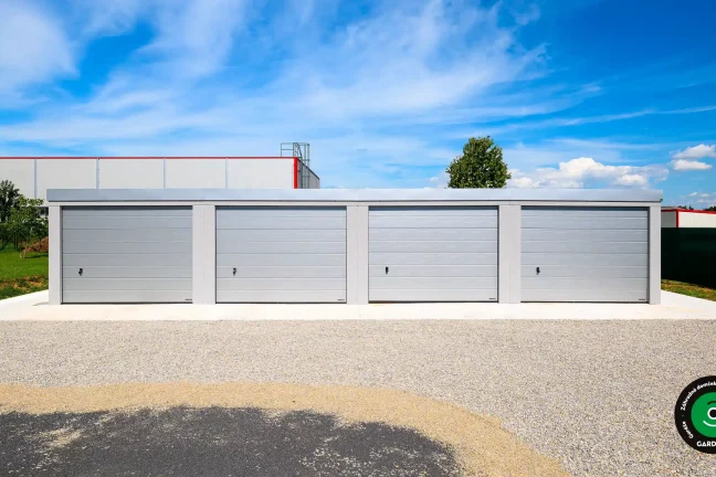 radové garáže so svetlosivými bránami