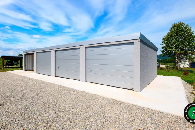 garáže so svetlými bránami a moderným dizajnom