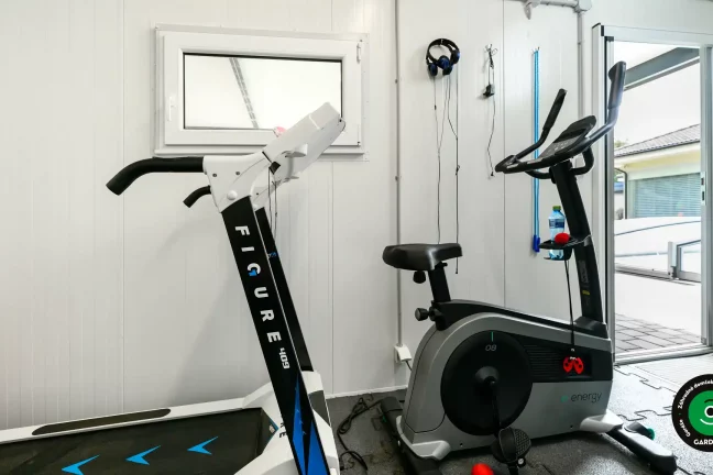 Posilňovňa vo vnútri záhradného domčeka.