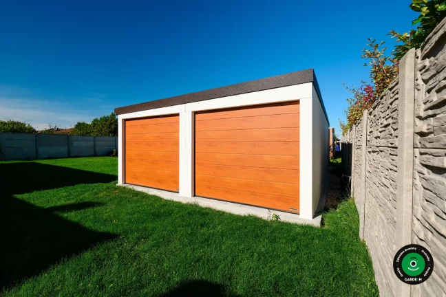 Dvojgaráž s rovnou strechou a čistým minimalistickým dizajnom