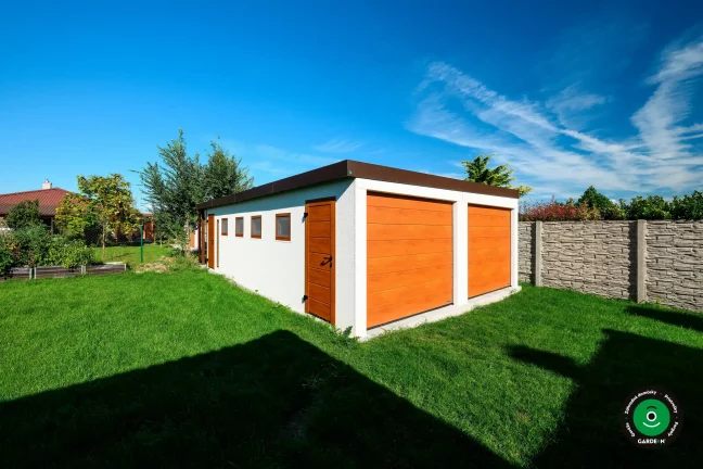 Garáž s dreveným obkladom zasadená v upravenej záhrade