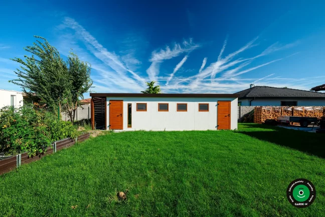 Bočný pohľad na modernú garáž