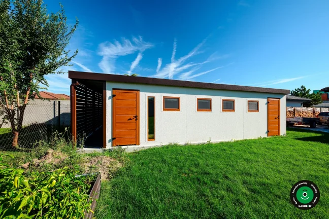 Bočný pohľad na garáž so svetlým rámom a rovnou strechou