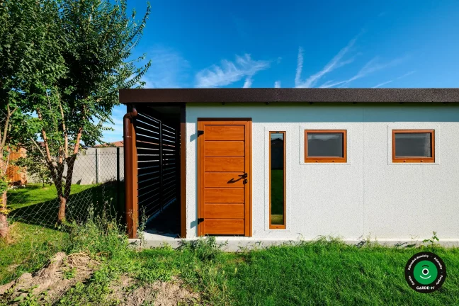 Bočný pohľad na dvojgaráž zasadenú v trávnatej záhrade