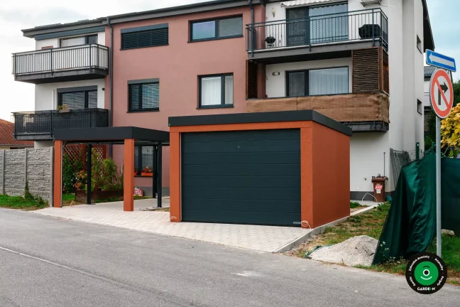 Kompaktná garáž s bočným prístreškom vybaveným garážovou bránou