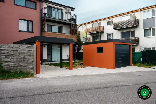 Jednogaráž s vedľajším prístreškom poskytujúcim krytý uzatvárateľný priestor